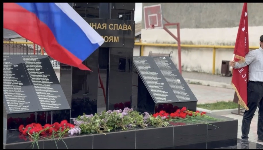 Торжественная линейка, посвящённая Дню Победы