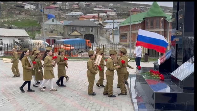Торжественная линейка, посвящённая Дню Победы