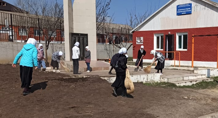 Весенний общешкольный субботник Весенний общешкольный субботник