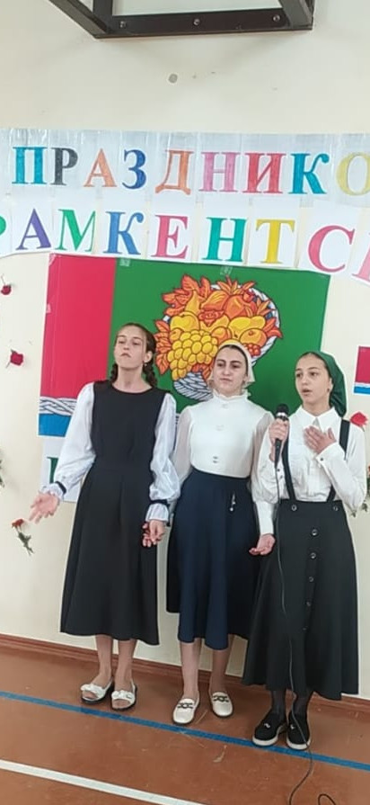 Исполнение песни "Магарамкент" Исполнение песни "Магарамкент"