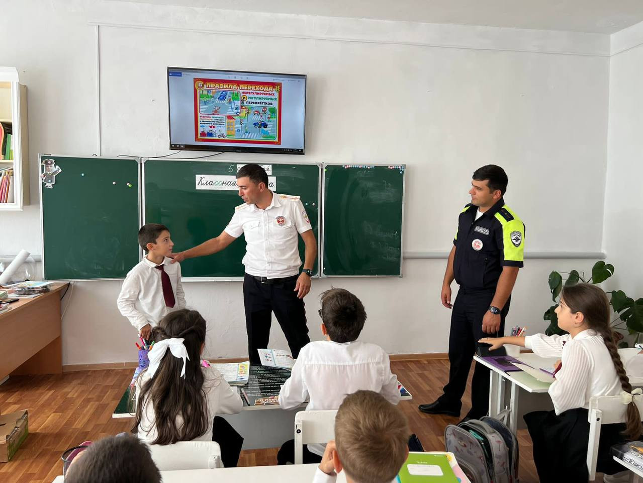 05.09.2023 года провели профилактическую беседу с учащимися начальных классов МБОУ ЦО на тему: «Дом – школа - дом» в рамках Всероссийской акции «Внимание, дети»! 05.09.2023 года провели профилактическую беседу с учащимися начальных классов МБОУ ЦО на тему: «Дом – школа - дом» в рамках Всероссийской акции «Внимание, дети»!
