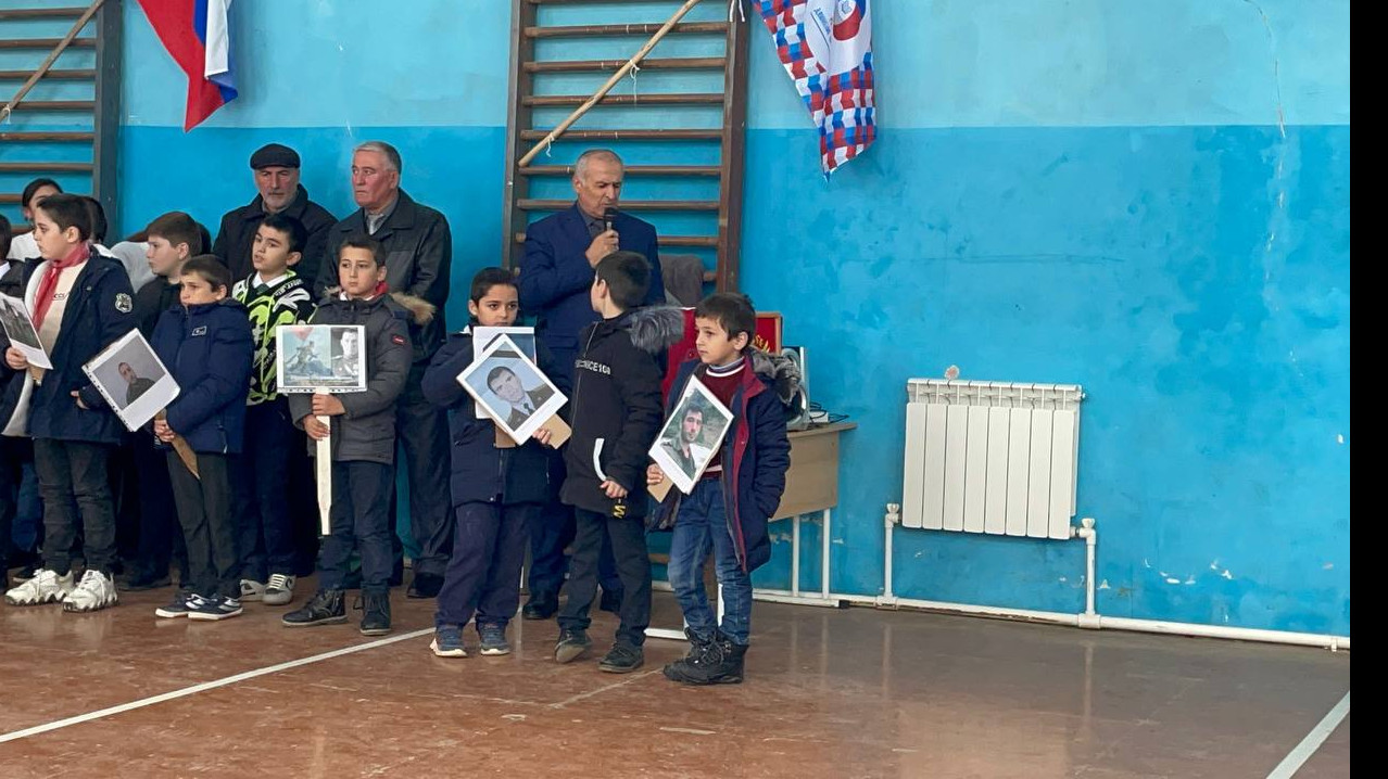 Митинг, посвящённый открытию мемориальной памятной доски нашему выпускнику Артуру Ахмедову.