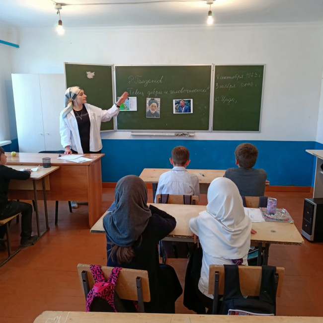 Классный час в памяти Р.Гамзатова «Певец добра и человечности» Классный час в памяти Р.Гамзатова «Певец добра и человечности»