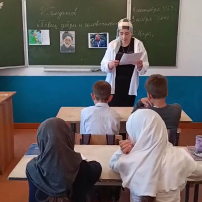 Классный час в памяти Р.Гамзатова «Певец добра и человечности» Классный час в памяти Р.Гамзатова «Певец добра и человечности»