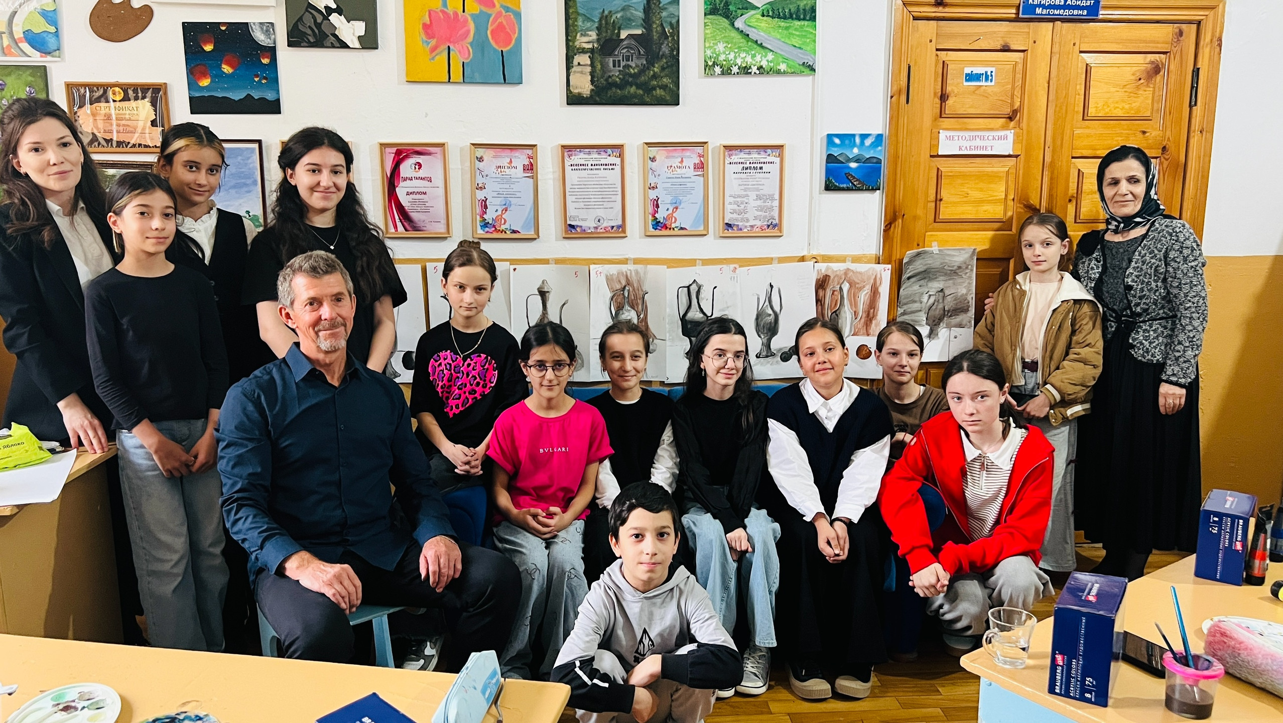 Мастер-класс для Юных художников, который проводил Владимир Ротмистров — замечательный художник-живописец, профессор и член Союза художников России.