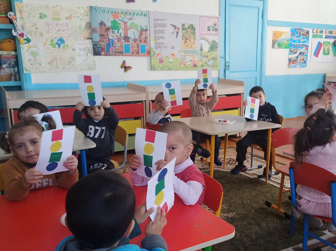 Занятие по аппликации на тему: "Шарики и кубики"