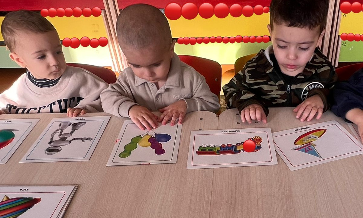 Занятие в первой младшей группе на тему: "Рассматривание обучающих карточек"