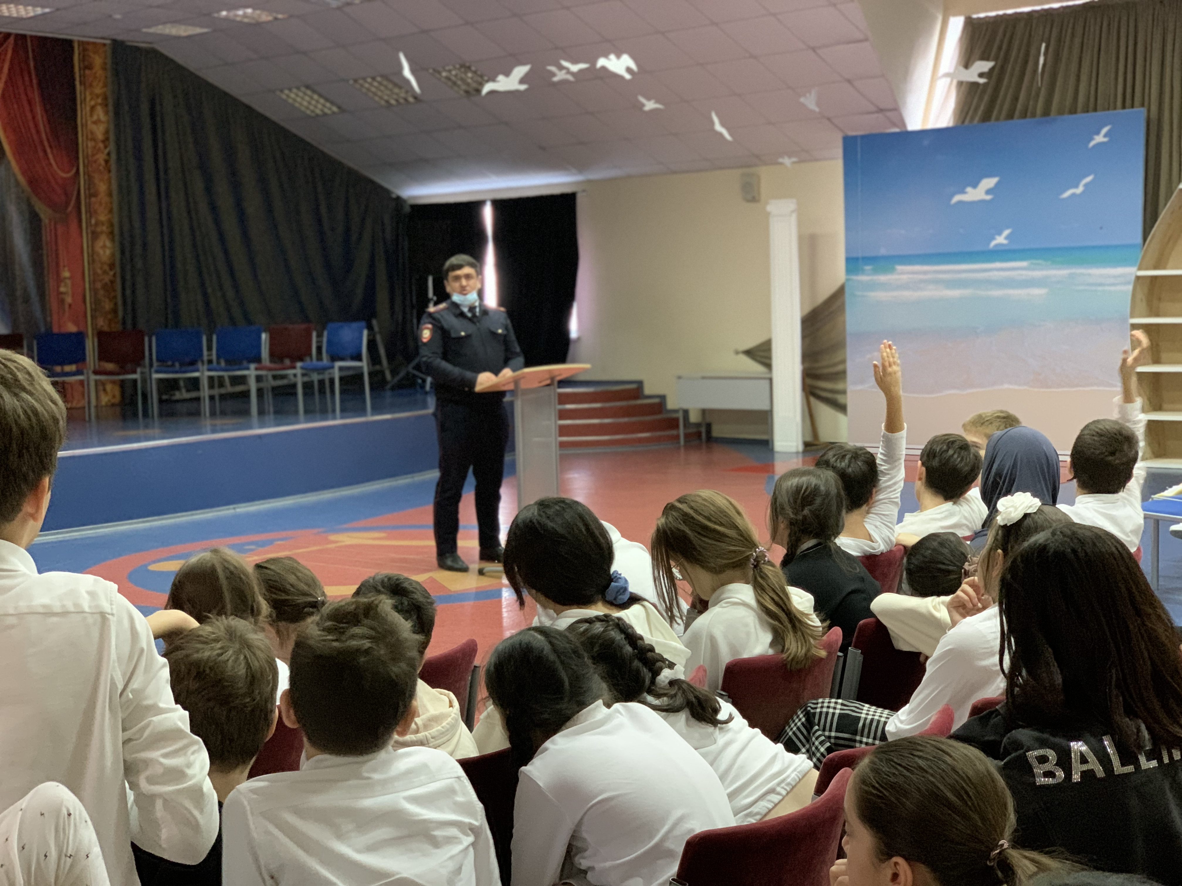 20 октября в школе Сафинат в рамках оперативно-профилактических мероприятий и реализации программы противодействия экстремизму и терроризму, старший инспектор ОДН ОМВД России по РД Курбанов М. К. пров