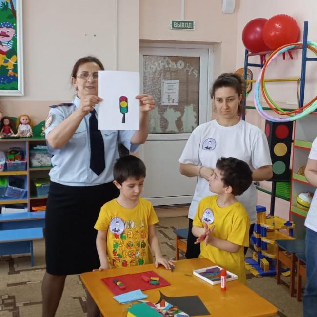 Развлечение  с родителями в средней группе по ПДД