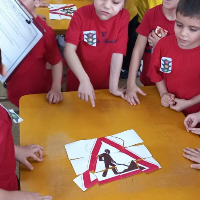 Развлечение  с родителями в средней группе по ПДД