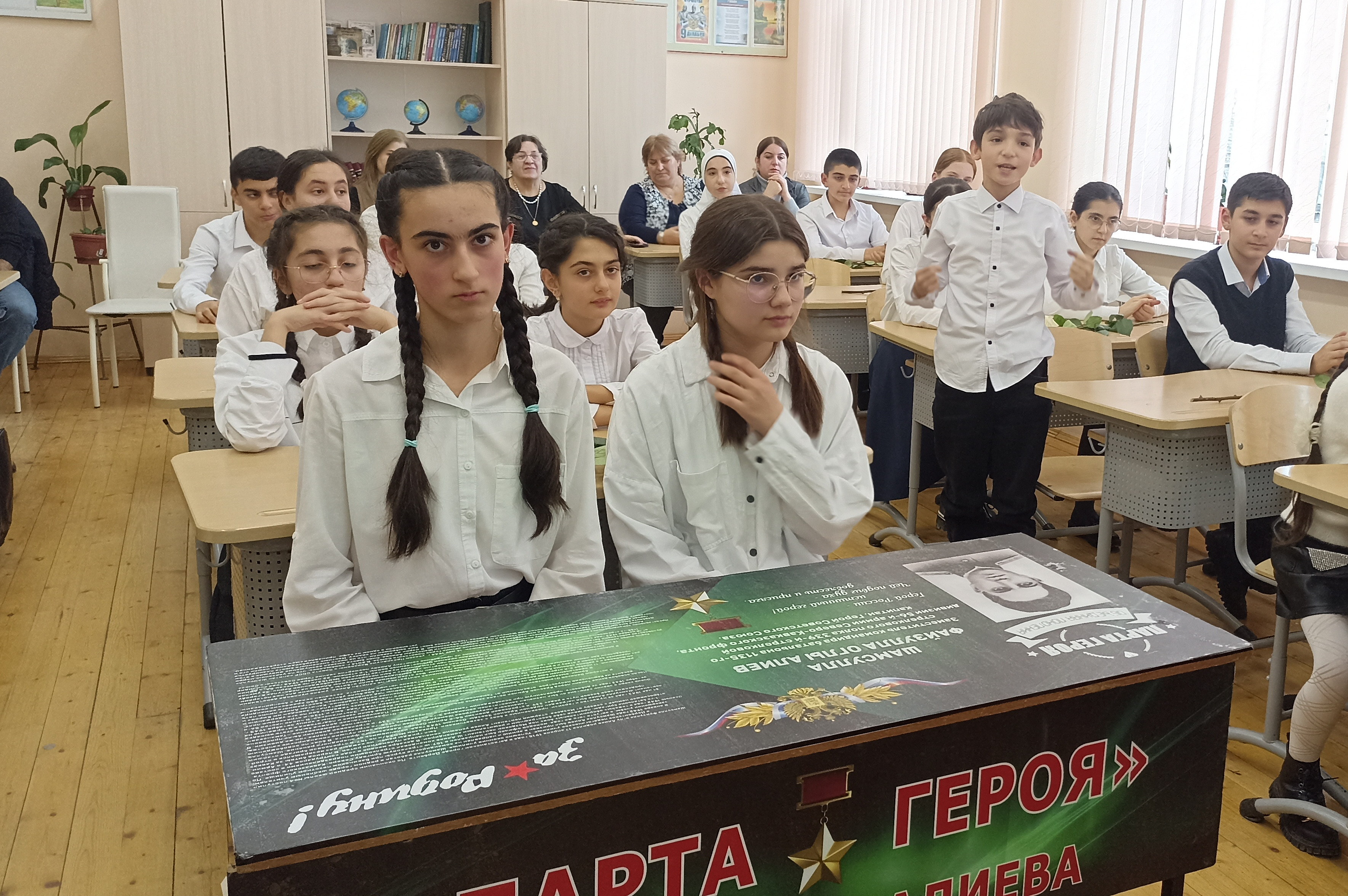 9 декабря в МБОУ «СОШ №3» состоялось торжественное мероприятие , посвящённое открытию «Парты героя» - Героя Советского Союза Алиева Шамсуллы «Парта героя» - это ученический стол, на котором размещена фотография Героя, факты его биографии Цель проекта – напомнить ученикам школы о земляке – Герое, совершившем доблестный поступок, проявившем личное мужество и пожертвовавшем свою жизнь во имя спасения Родины.