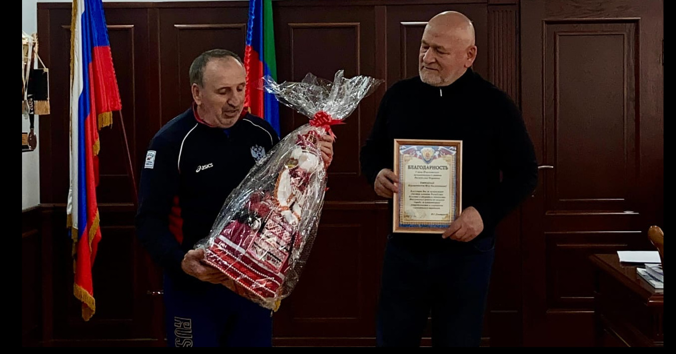 Вручение благодарственного письма главе МО «Унцукульский район»