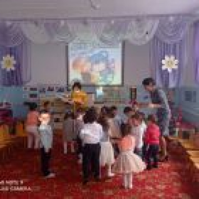 Международный "День объятий" Подарим друг другу объятия". 2 младшая группа "Винни-Пух". Воспитатель: Аманкаева М.К. Международный "День объятий" Подарим друг другу объятия". 2 младшая группа "Винни-Пух". Воспитатель: Аманкаева М.К.
