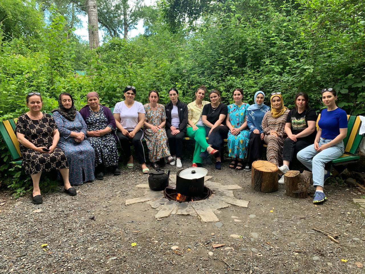 Наш дружный коллектив  (Отдых на природе)