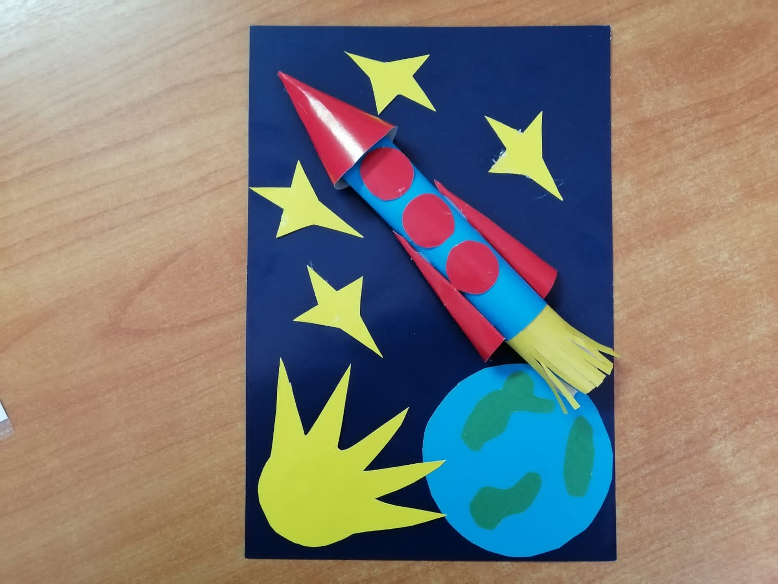 Поделка ко Дню космонавтики. Аппликация ко Дню космонавтики в детском саду. Поделка ко Дню космонавтики в детский сад. Объемная поделка ко Дню космонавтики.