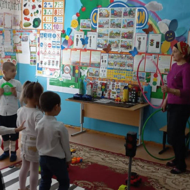 Открытое занятие по ПДД во 2 ср.гр. "Смешарики" Открытое занятие по ПДД во 2 ср.гр. "Смешарики"