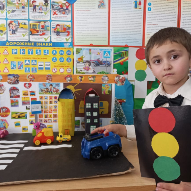 Открытое занятие по ПДД во 2 ср.гр. "Смешарики" Открытое занятие по ПДД во 2 ср.гр. "Смешарики"