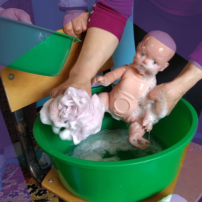 Открытое занятие в 1-й младшей группы "Купаем куклу - Патю"