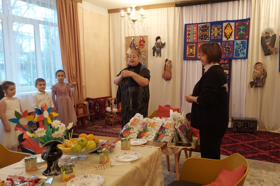 От Ларисы Нисимовны -   принимаем поздравления и подарки