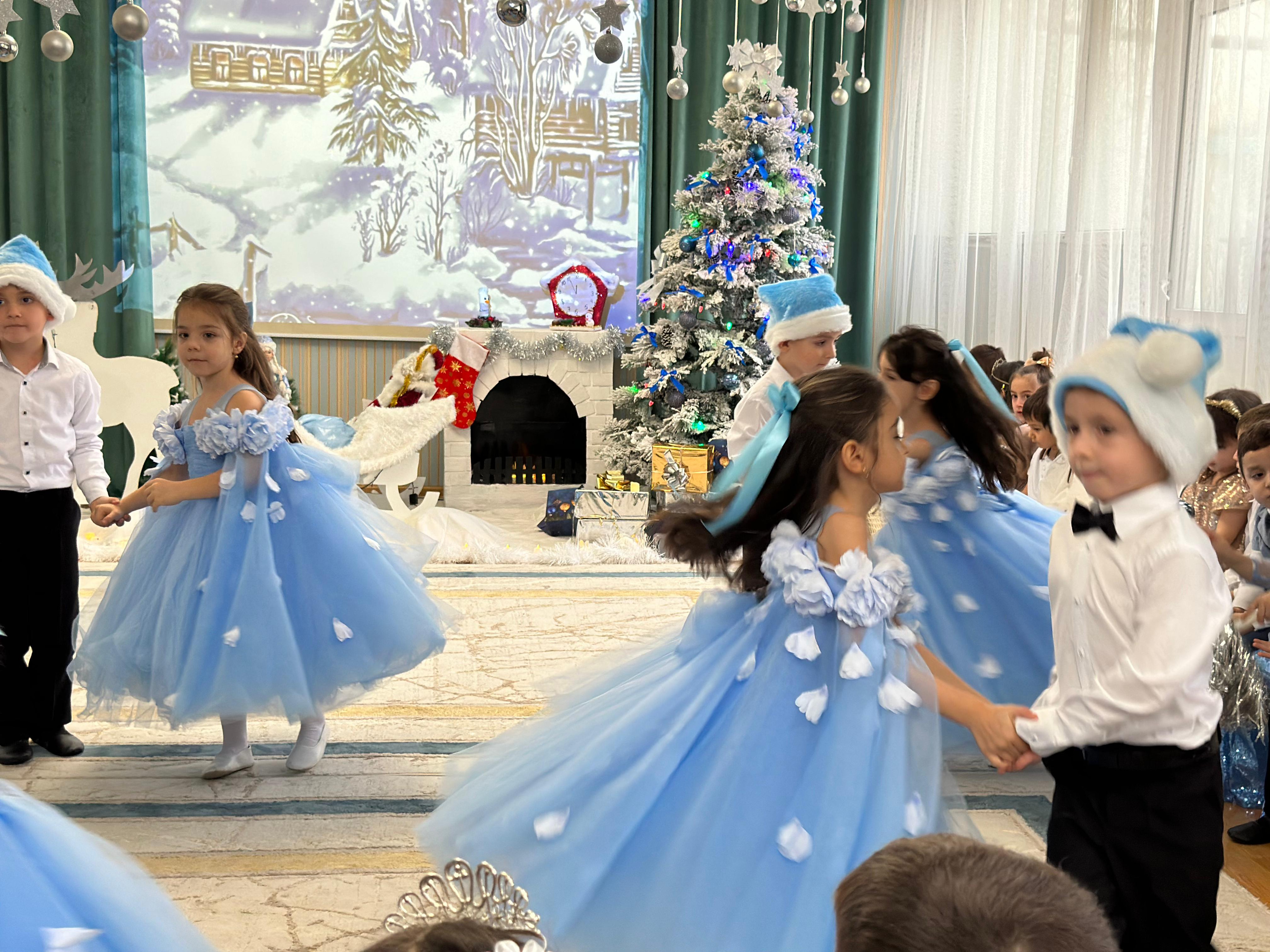 Новый год — чудесный праздник, С нетерпеньем его ждут Не успеешь оглянуться, А веселье тут как тут! Новый год — чудесный праздник, С нетерпеньем его ждут Не успеешь оглянуться, А веселье тут как тут!