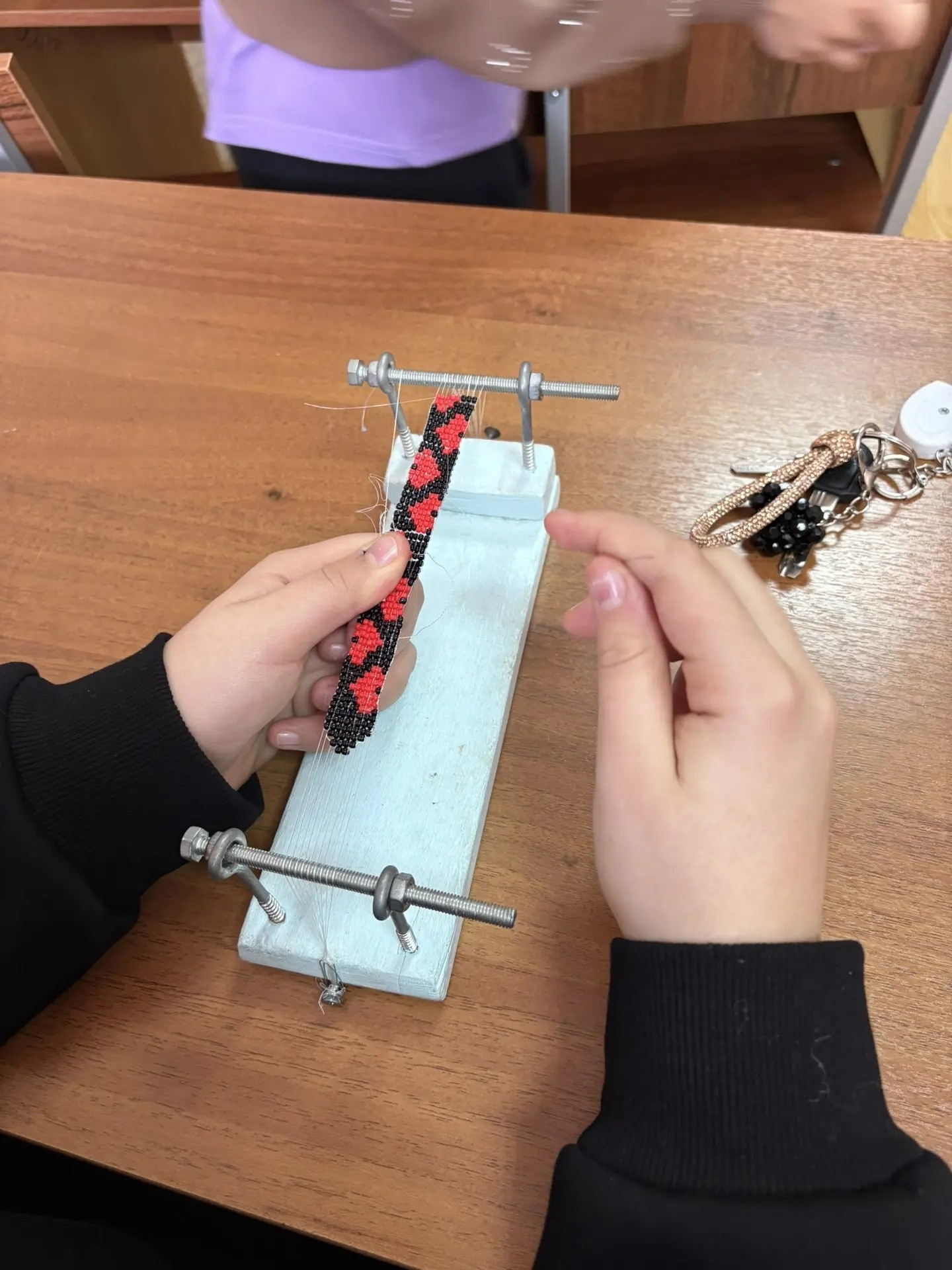 13.02.2026 г. Плетение фенечек из бисера на станке