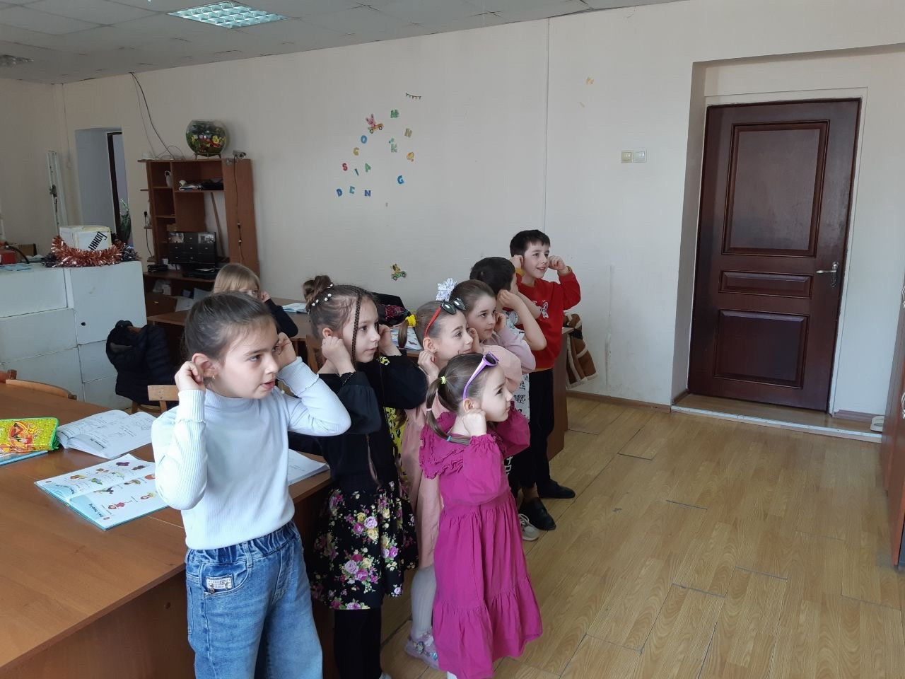 18.03.2025 г. "in", "on", "under", "next to" и "between"