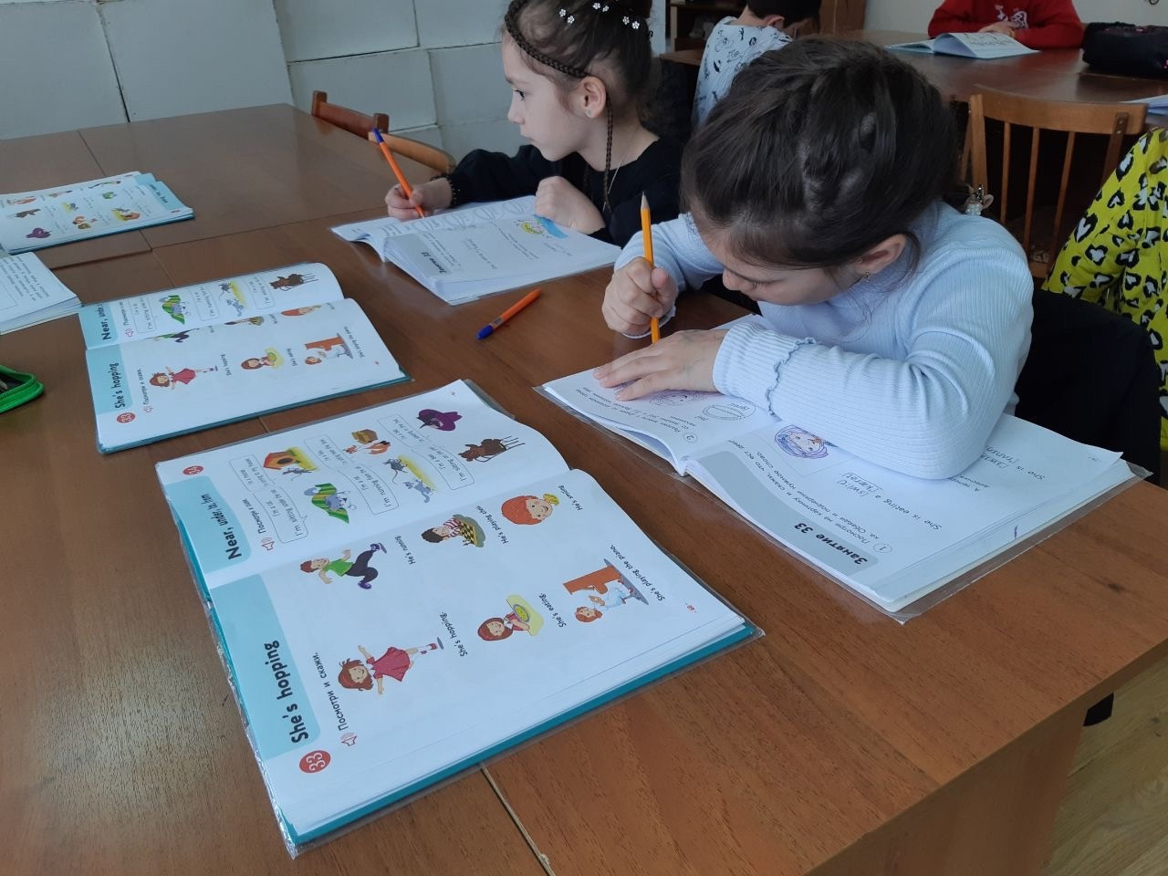 18.03.2025 г. "in", "on", "under", "next to" и "between"