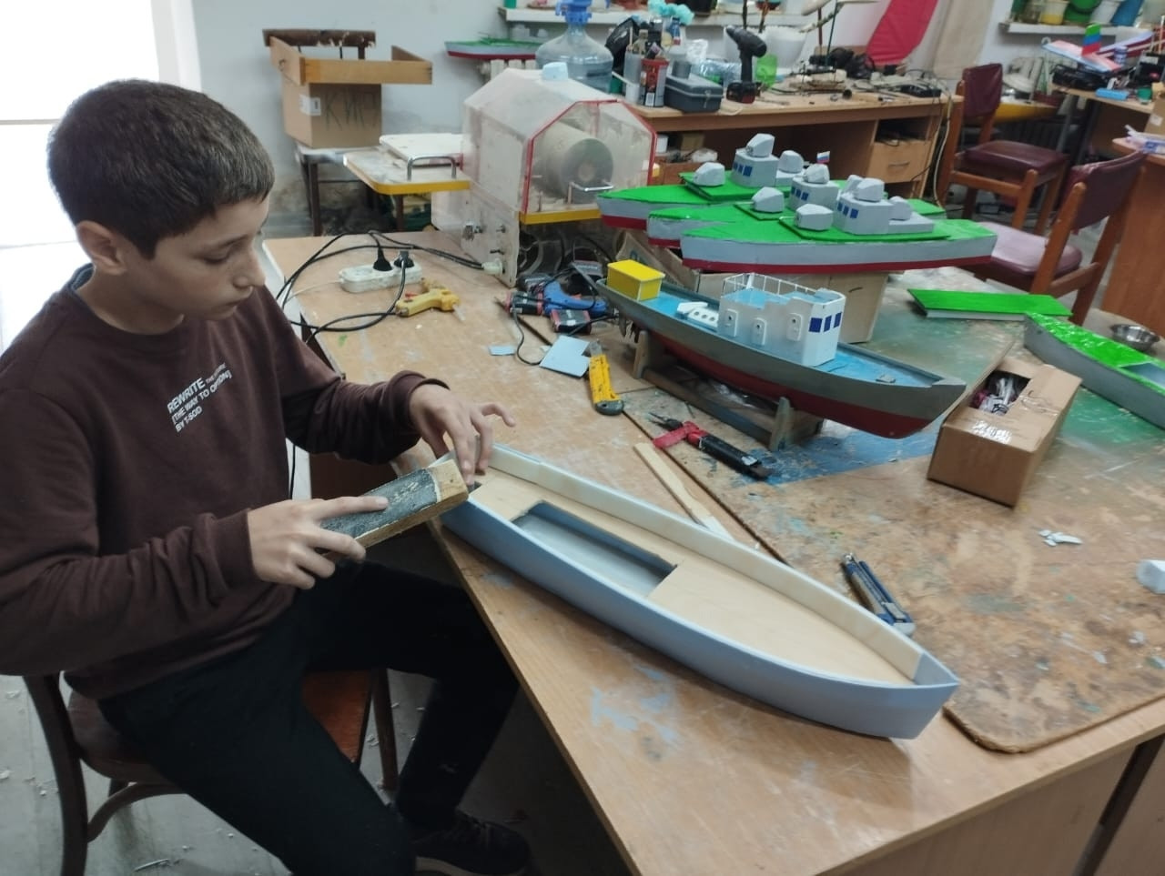 05.12.2025 г В объединении «Судомоделизм» ребята создают настоящие морские чудеса!