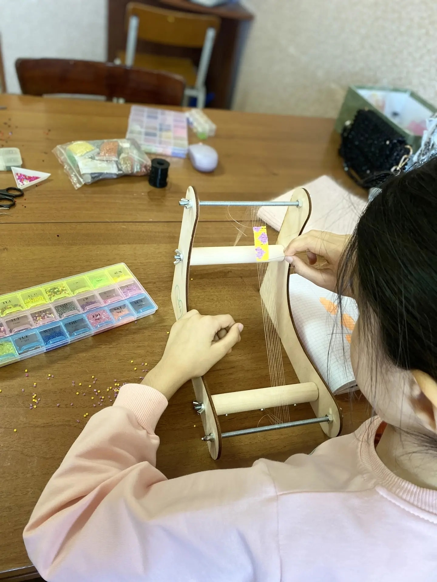 16.01.2026 г. Плетения фенечек из бисера на станке.