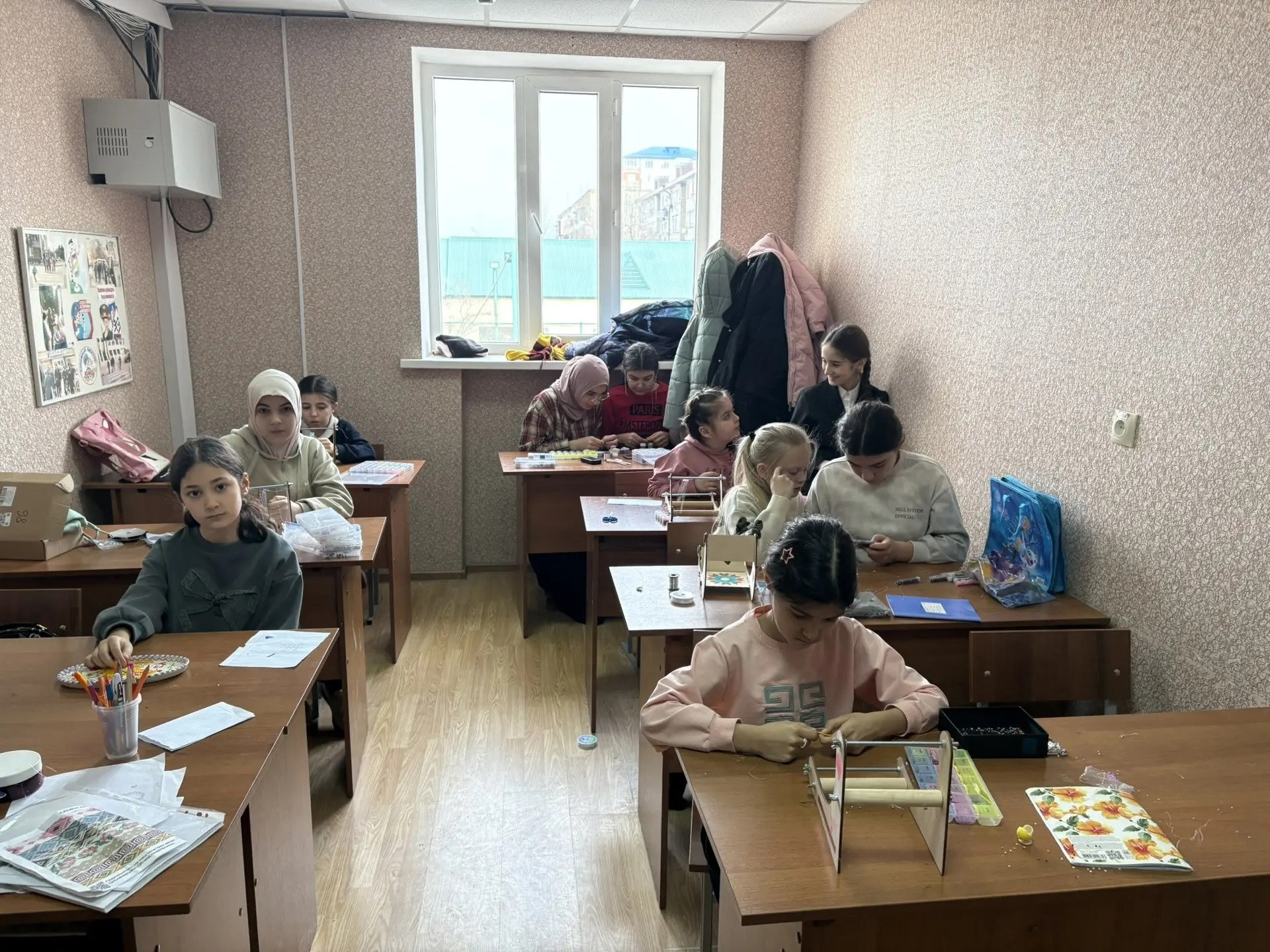 13.02.2026 г. Плетение фенечек из бисера на станке