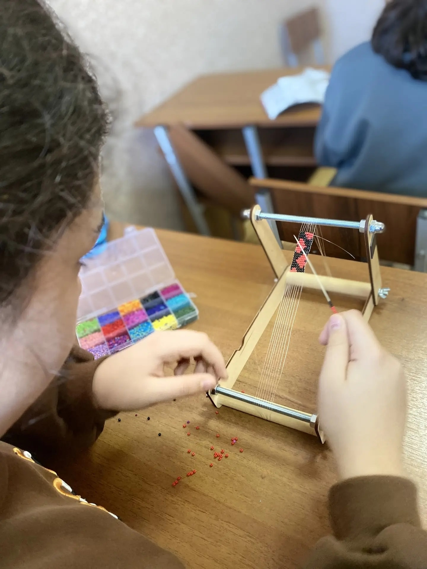 16.01.2026 г. Плетения фенечек из бисера на станке.