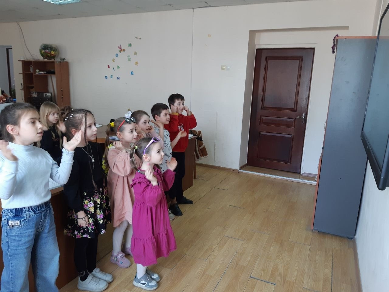 18.03.2025 г. "in", "on", "under", "next to" и "between"