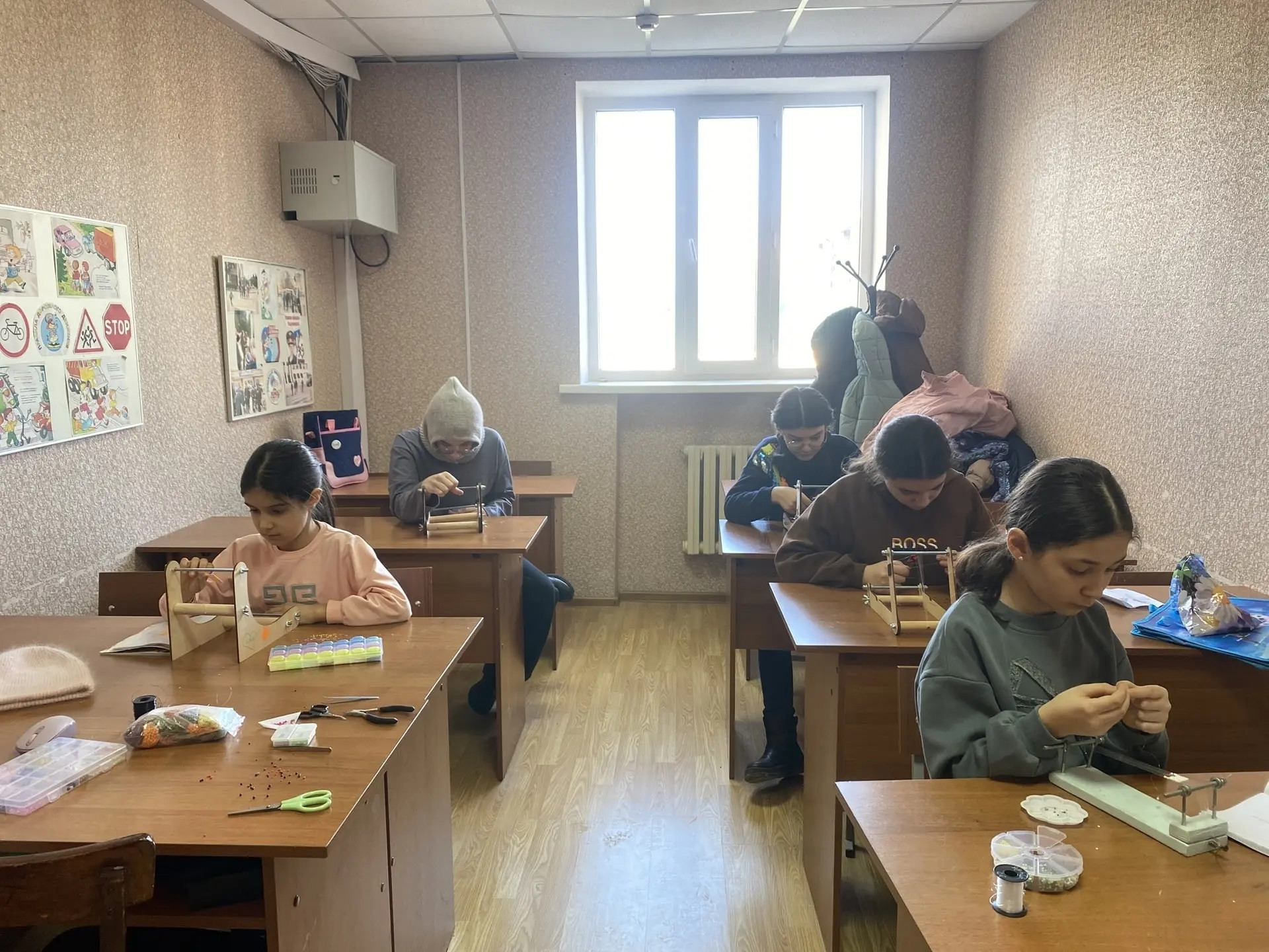 16.01.2026 г. Плетения фенечек из бисера на станке.