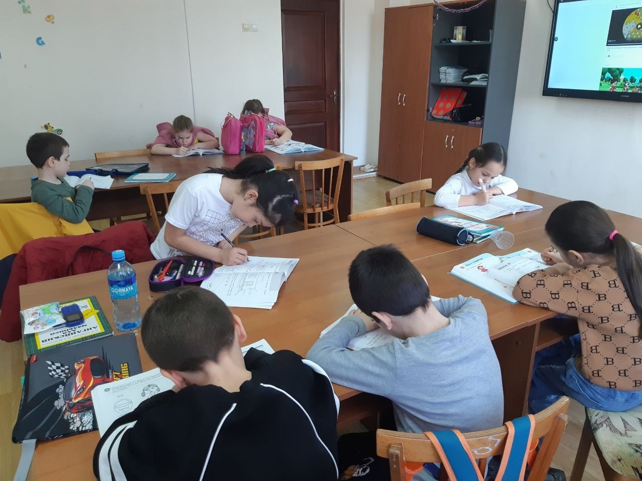 18.03.2025 г. "in", "on", "under", "next to" и "between"