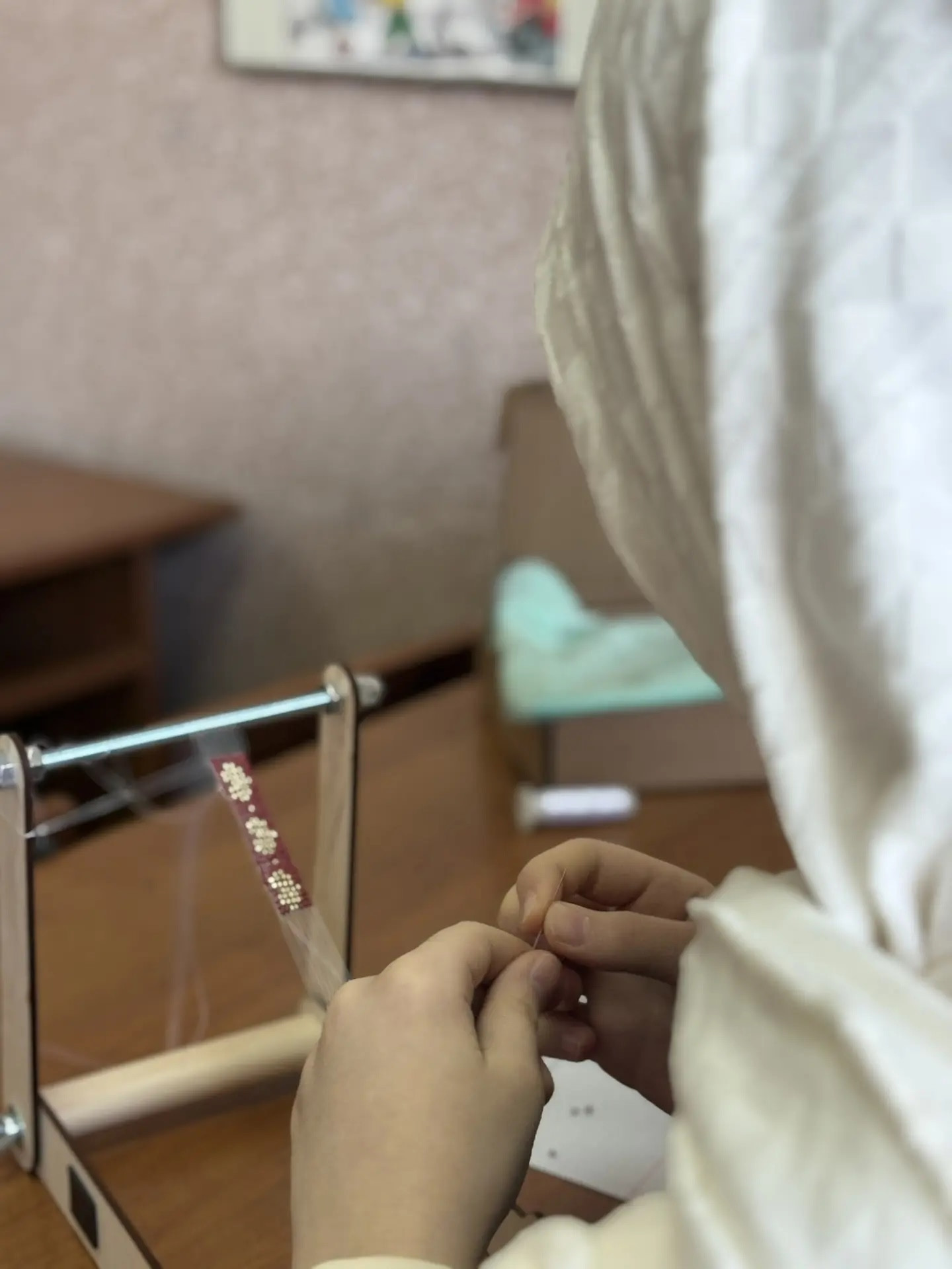 13.02.2026 г. Плетение фенечек из бисера на станке