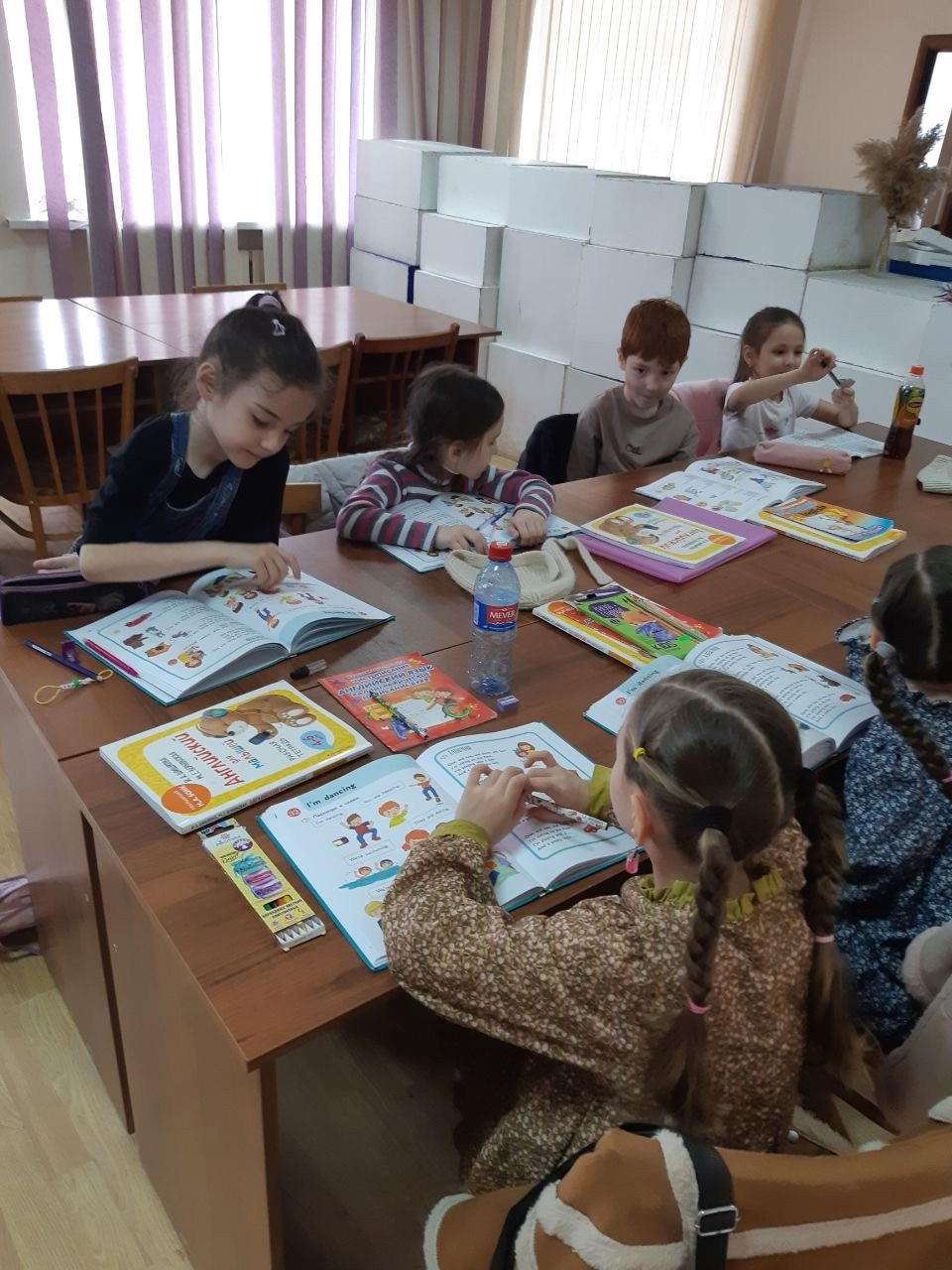 18.03.2025 г. "in", "on", "under", "next to" и "between"