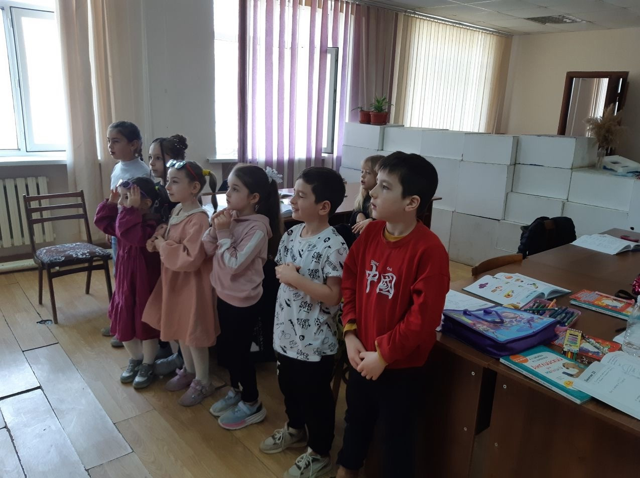 18.03.2025 г. "in", "on", "under", "next to" и "between"