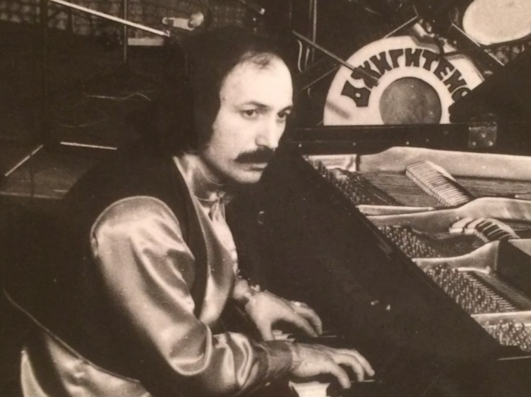 «Нет слова «не могу», есть слово «не хочу»: дочь первого директора ДШЭП Каспийска Али Алиева рассказала о творчестве своего покойного отца