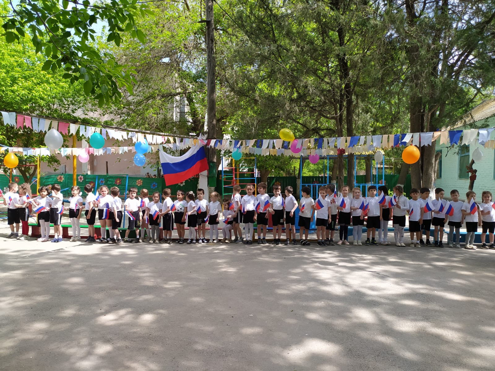 Спортивный праздник на открытой площадке детского сада ко Дню Победы - 9 мая Спортивный праздник на открытой площадке детского сада ко Дню Победы - 9 мая