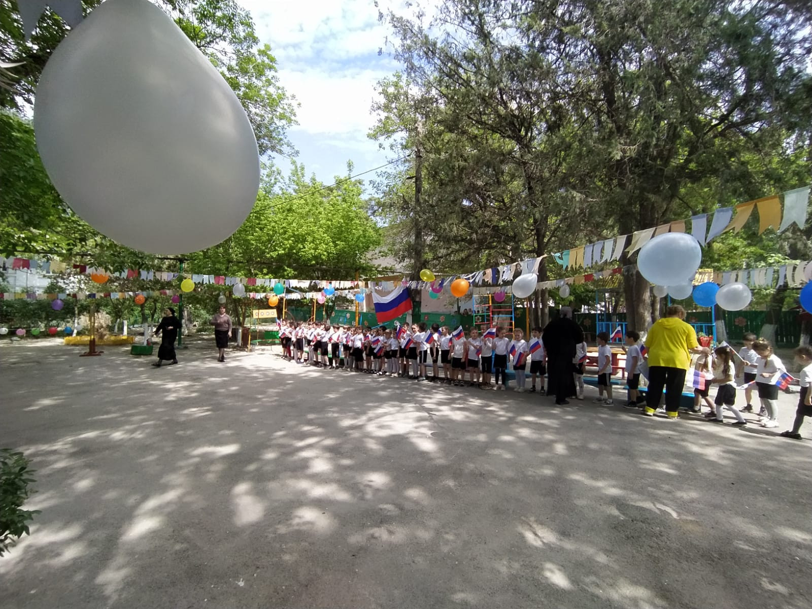 Спортивный праздник на открытой площадке детского сада ко Дню Победы - 9 мая Спортивный праздник на открытой площадке детского сада ко Дню Победы - 9 мая