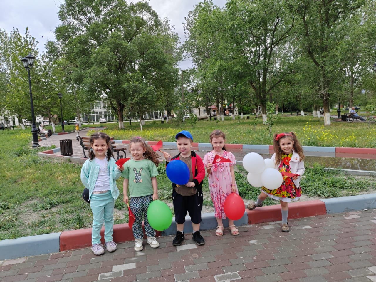 Развлечения на прогулке к Дню защиты детей Средняя "А" группа. (01.02.2023 г.)