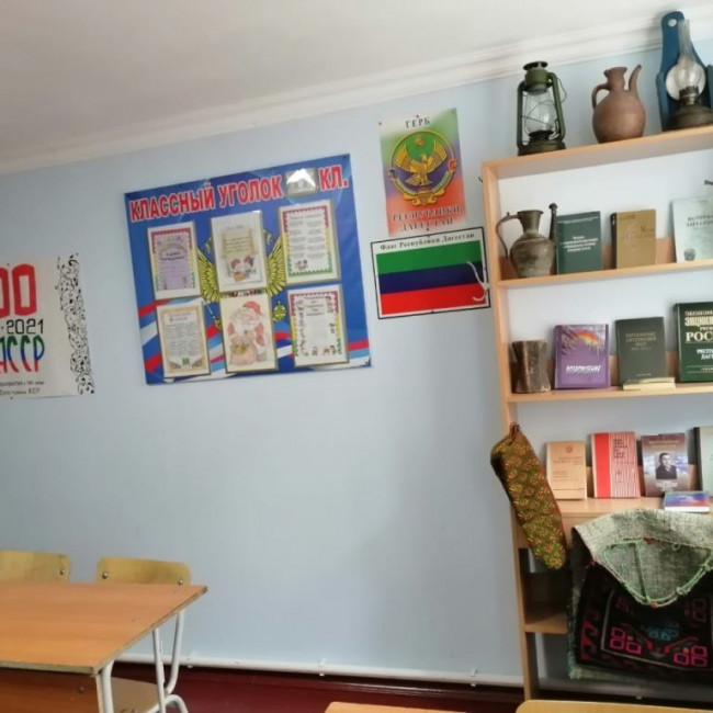 Классный уголок 11 класса "Юбилею республики посвящается"