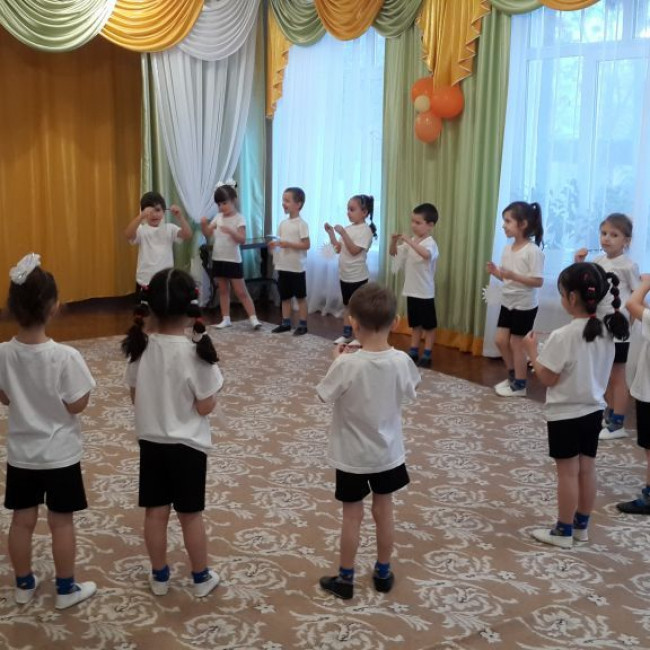 Открытое занятие по физической культуре в старшей "А"на тему : "Туристический поход!"