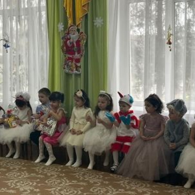 Новогодний утренник во второй младшей "Б" группе на тему: Вместе встретим новый год