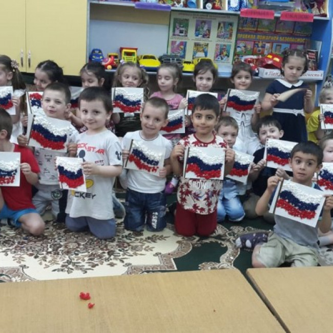 Аппликация на тему: "Российский флаг" в нашей группе