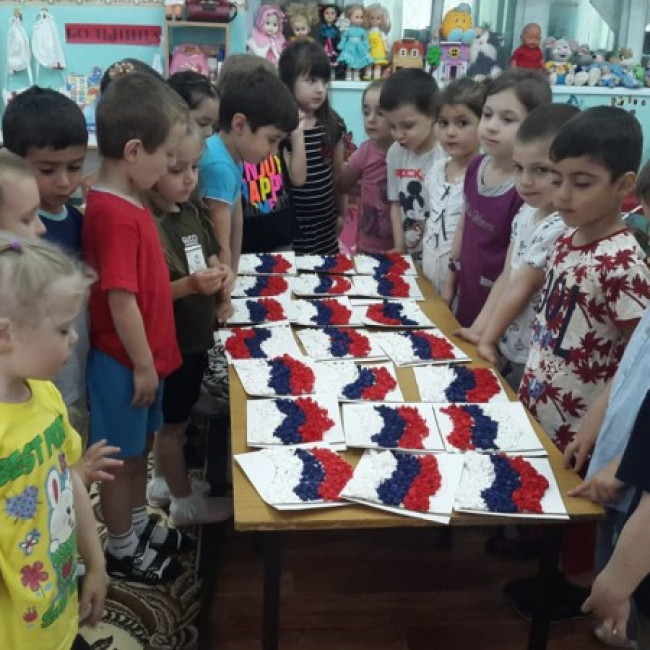 Аппликация на тему: "Российский флаг" в нашей группе