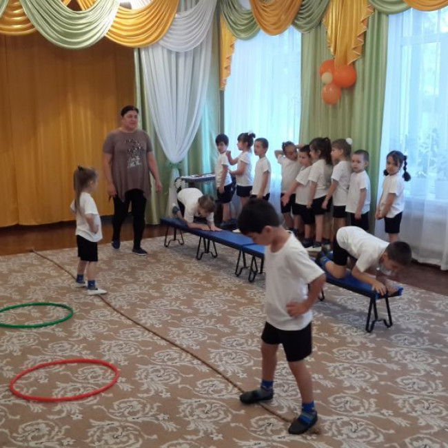 Открытое занятие по физической культуре в старшей "А"на тему : "Туристический поход!"