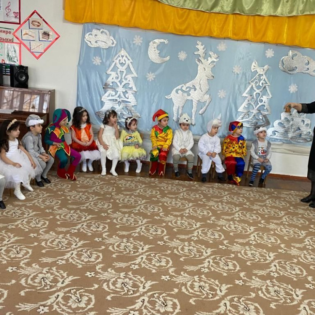 Новогодний утренник во второй младшей группе на тему Весёлый Новый год