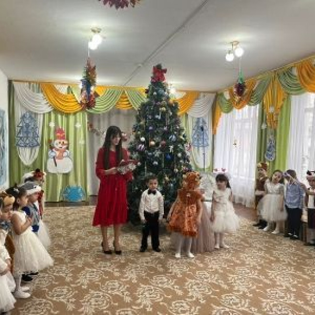 Новогодний утренник во второй младшей "Б" группе на тему: Вместе встретим новый год