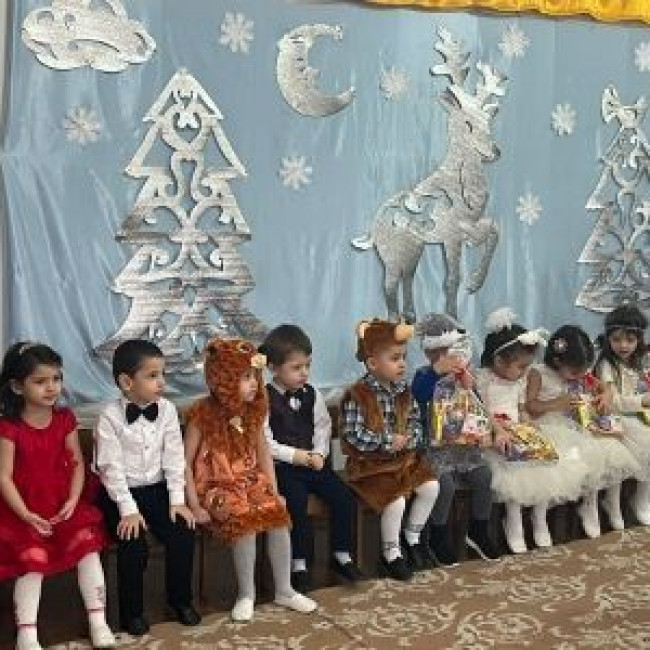 Новогодний утренник во второй младшей "Б" группе на тему: Вместе встретим новый год